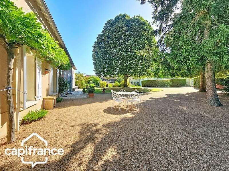 Saint-Martin-de-Sanzay (79) – Maison en pierre rénovée 203 m² – vie de plain-pied – studio indépendant – dépendances – terrain 4 - photo 3