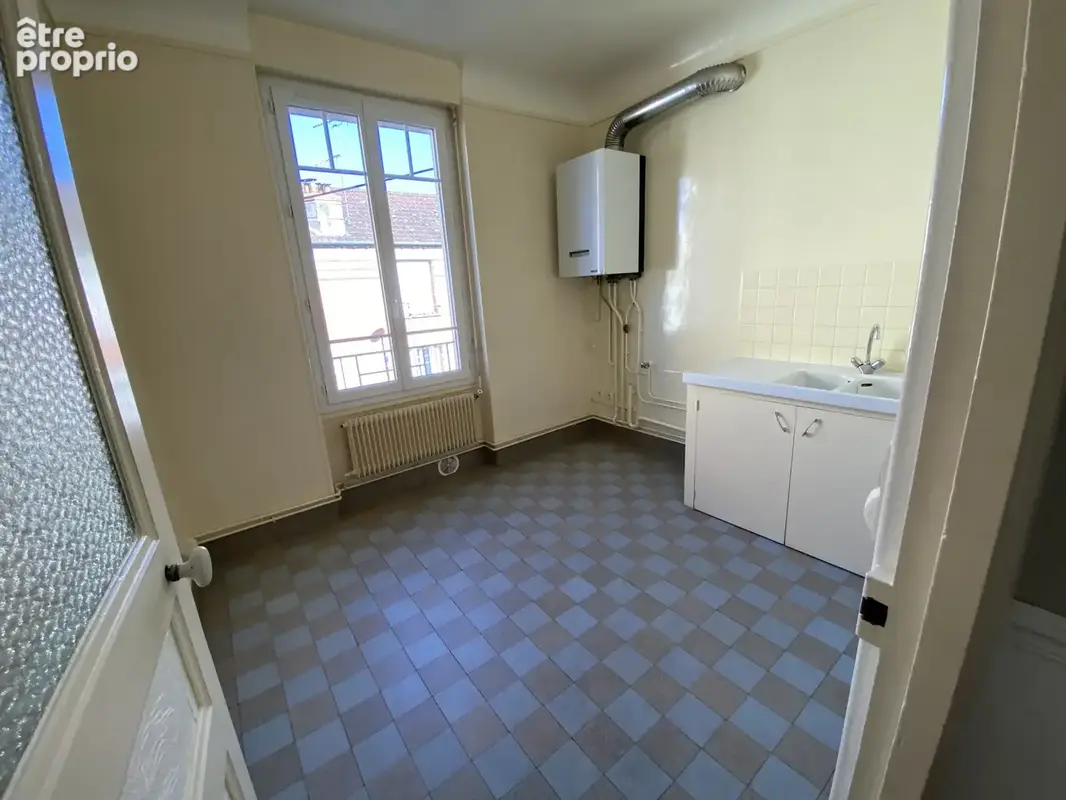 Un bâtiment, 6 appartements, deux boutiques et arrière boutiques, quatre box et 9 caves. - photo 6
