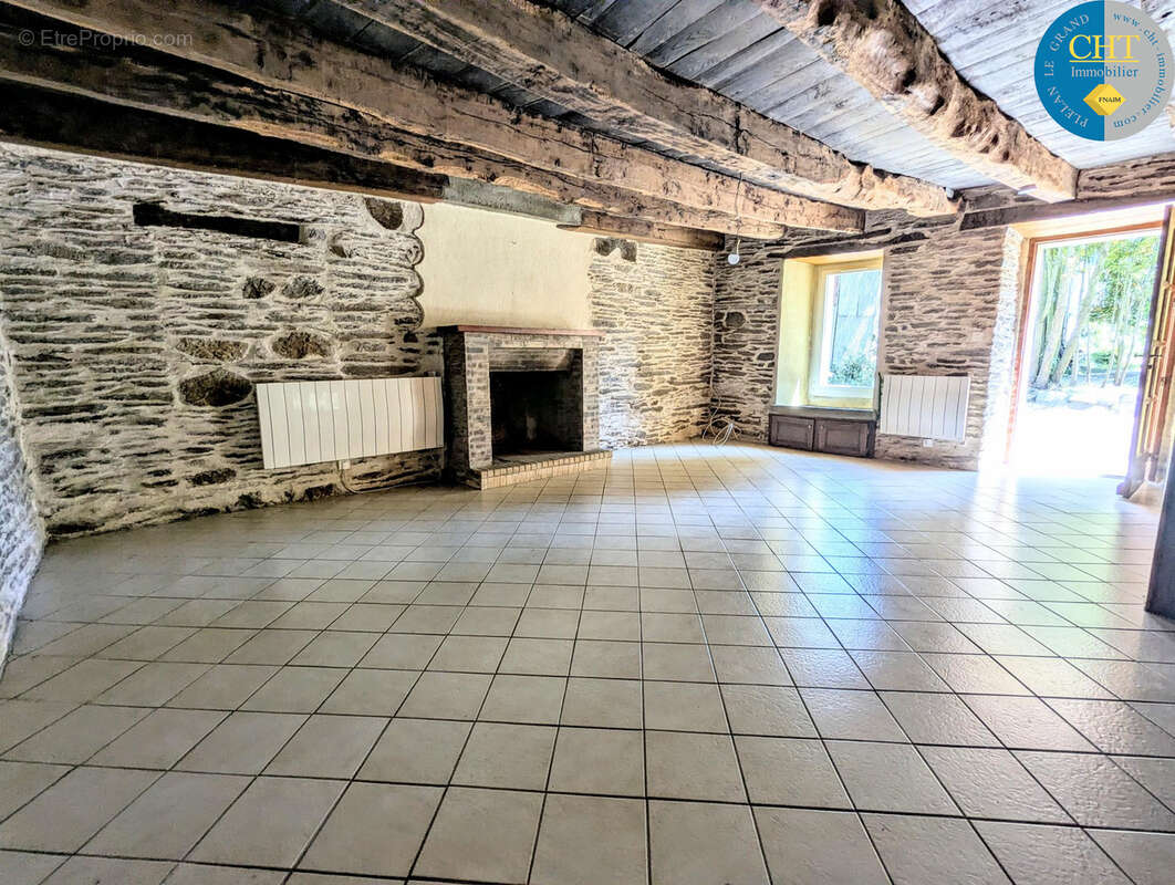 Charme et Authenticité : Longère en pierres sur vaste terrain à Monteneuf (56380) - photo 2