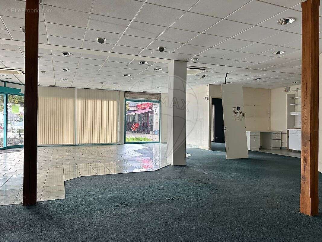 Commerce à VARENNES-VAUZELLES