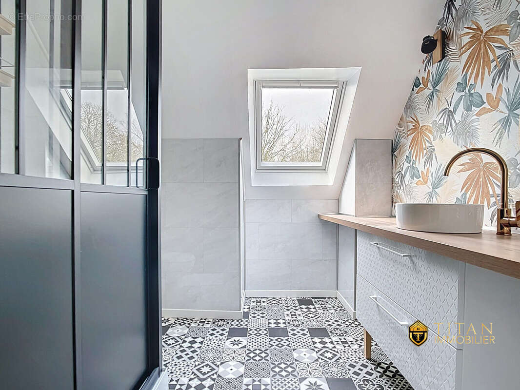 EN EXCLUSIVITÉ  Pavillon semi plain-pied, 4 chambres, jardin et garage en plein centre-ville Bourbourg (59630) TITAN-IMMOBILIER  - Maison à BOURBOURG