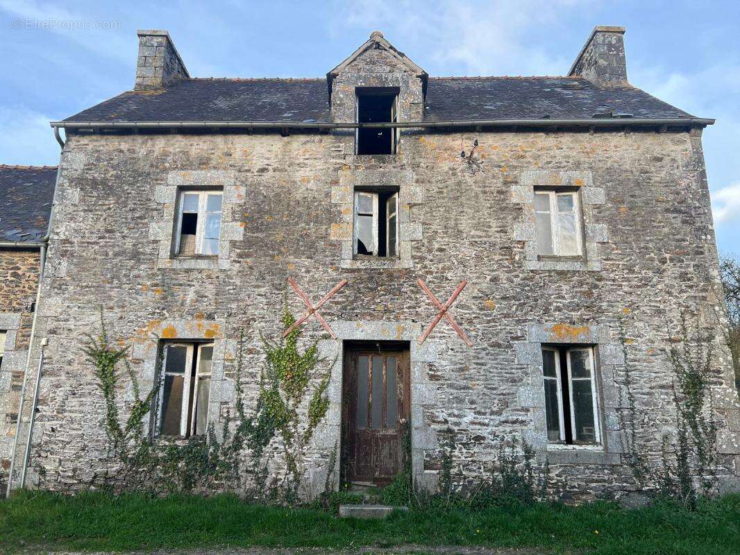 Maison à ALLINEUC