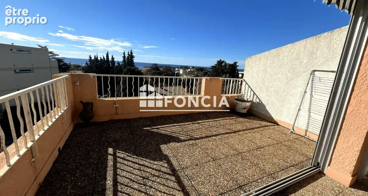 **Bandol : appartement T3 dernier étage avec terrasse et vue mer, à 850 mètres du port** - photo 3