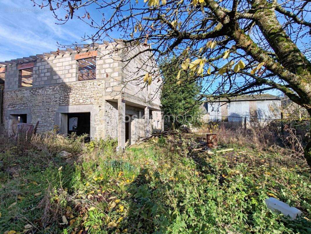 Maison à MEMBROLLES