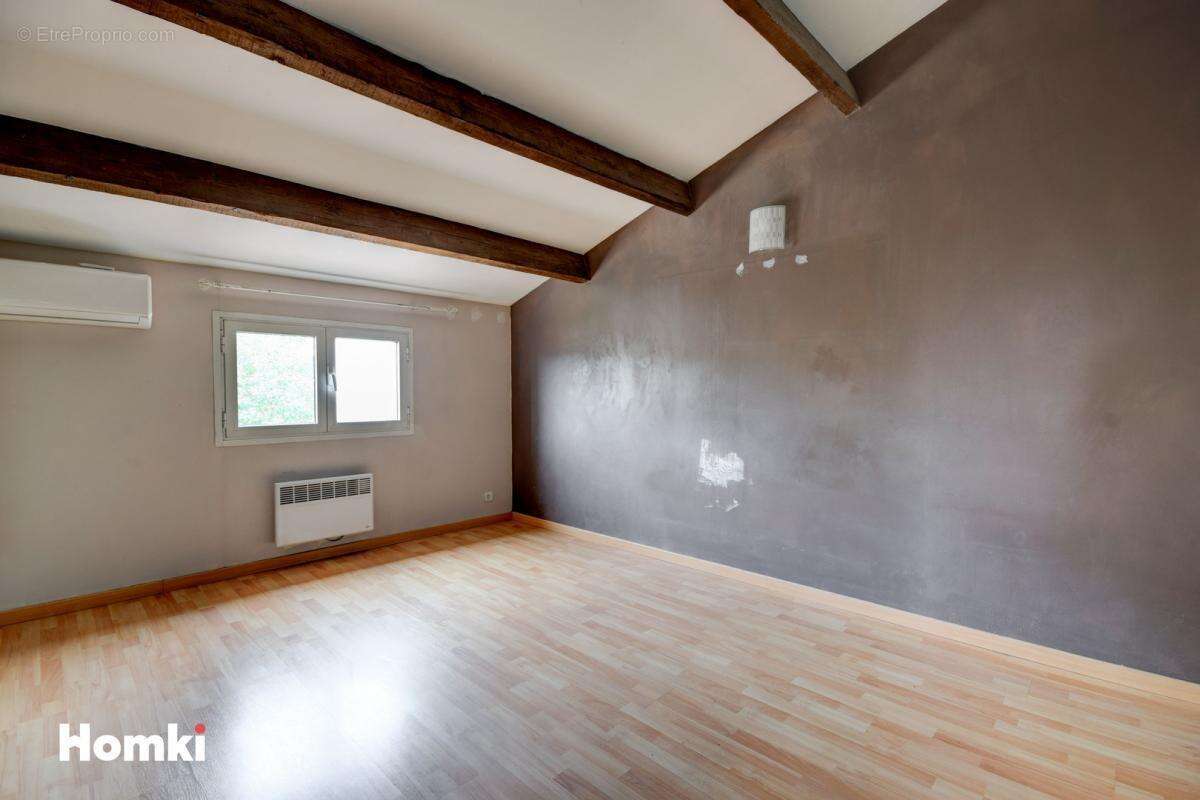 Villa de type 4 jumelee d'un cote avec 2 terrasses un jardin et garage - photo 7