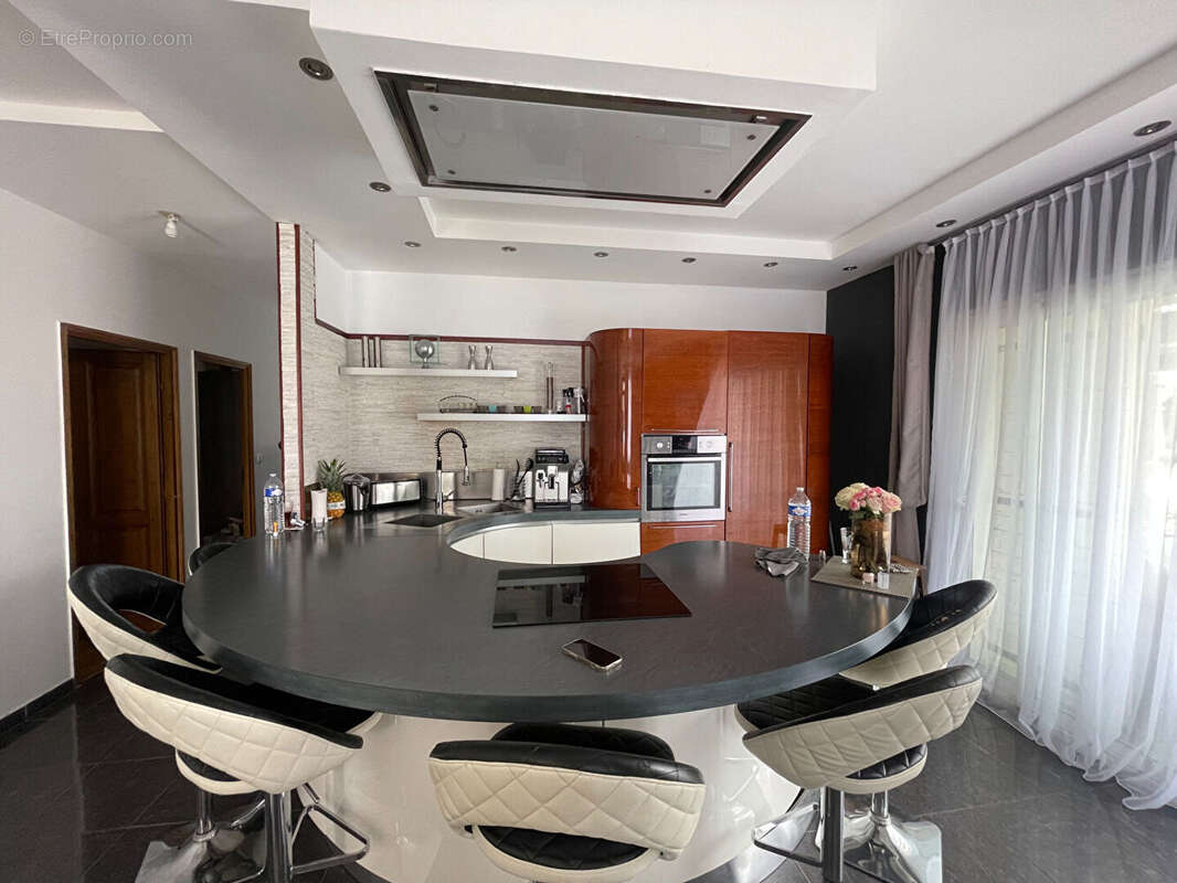 Maison + Appartement de 260 m² à PEYROLLES EN PROVENCE - photo 4
