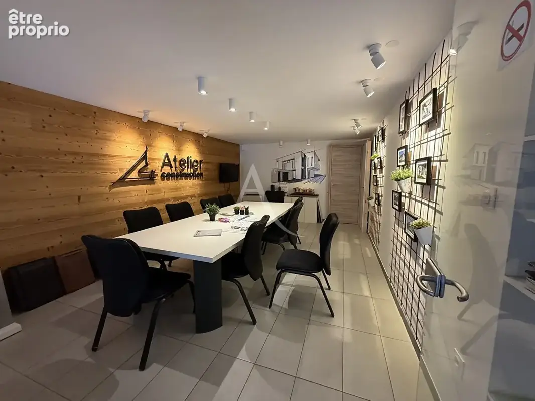 VIRIAT limite BOURG local commercial, d'activité ou de bureaux 208 m² divisibles - photo 1