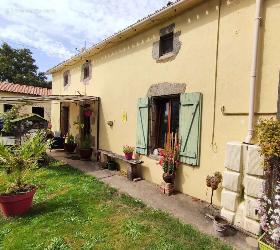 Maison à LARGEASSE