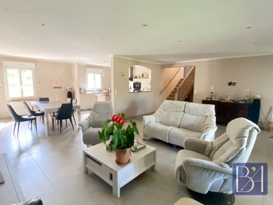 Maison à ENTRAIGUES-SUR-LA-SORGUE