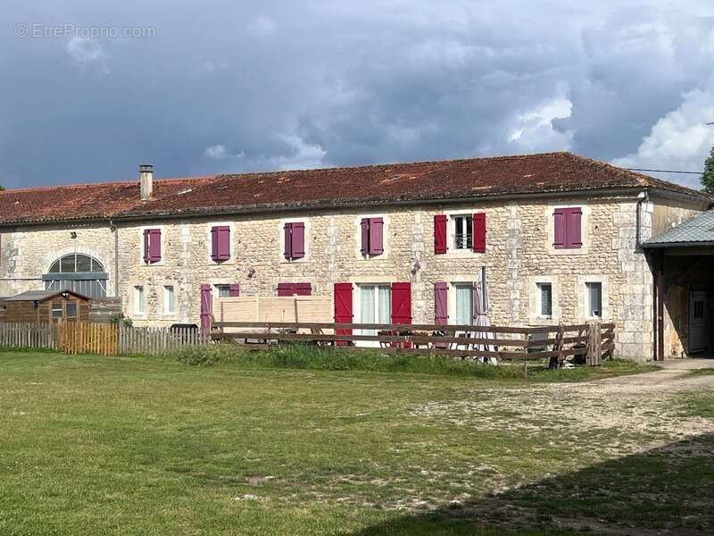 Propriete à vendre 8 pièces CHAMPAGNE (17) - photo 2