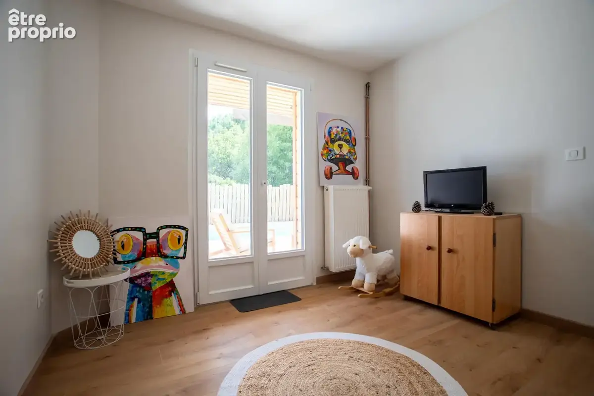 Une maison moderne avec piscine, jardin et parking - photo 31