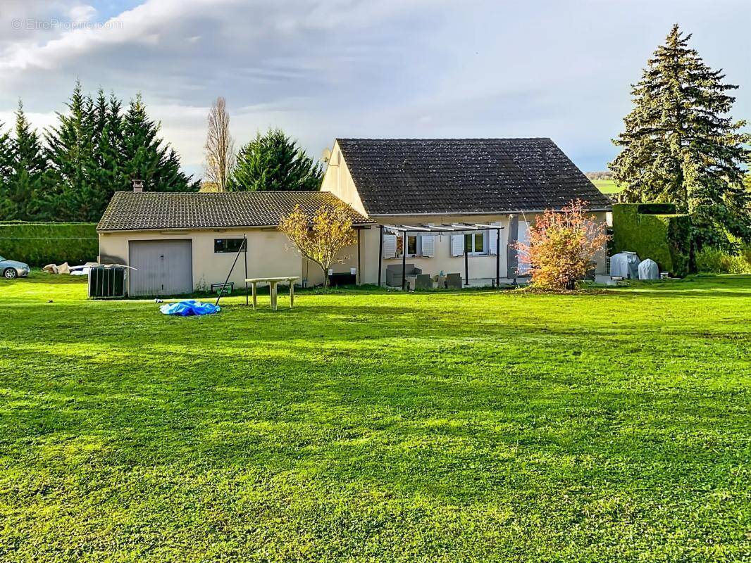 Maison à VILLETHIERRY