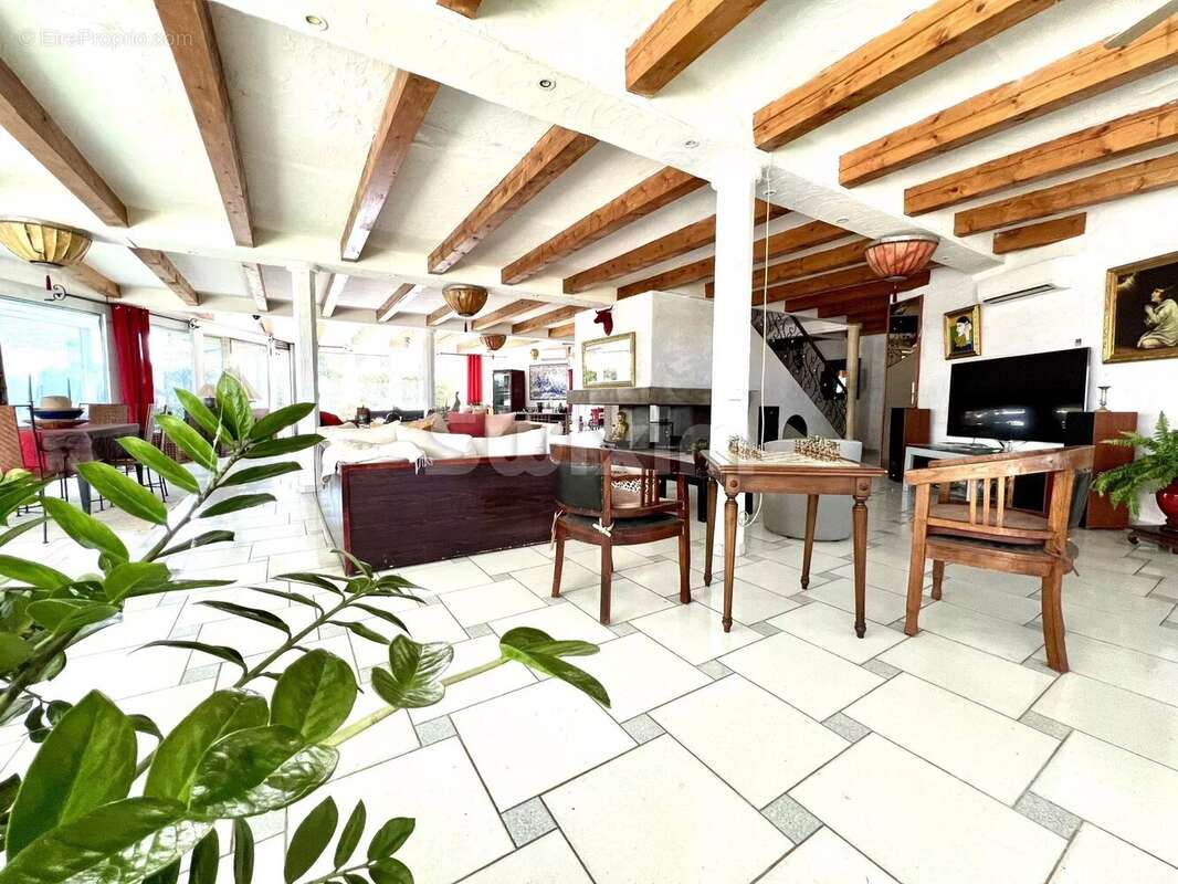 Maison à VESTRIC-ET-CANDIAC