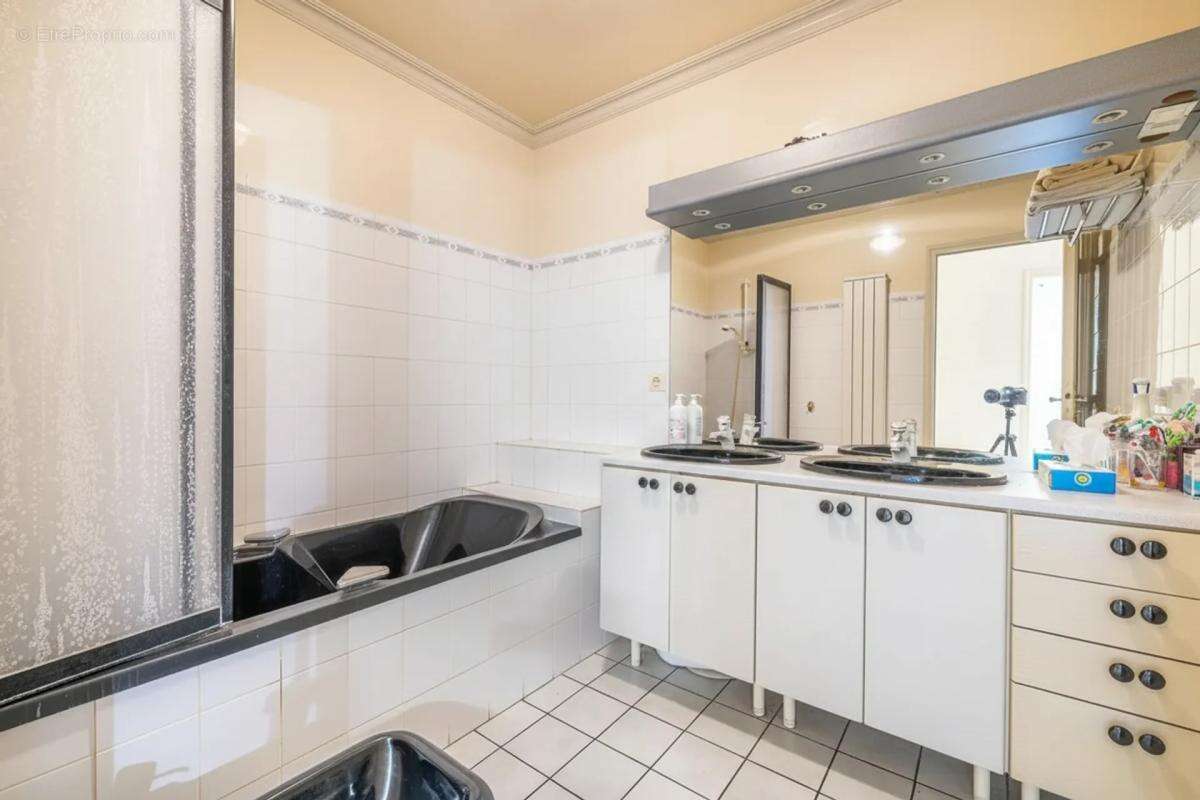 Maison de 9 pièces de 450 m² à Noisy-le-Sec - photo 12