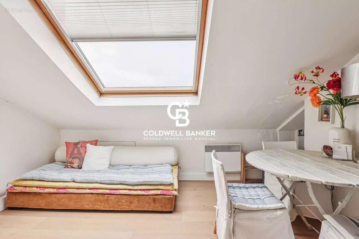 Exclusivité Coldwell Banker - Studio mansardé dans le Marais - photo 9
