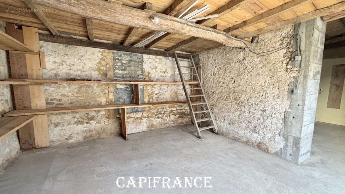 Maison charentaise en pierre à rénover - 9 pièces - 190 m² habitables - 5 chambres - Dépendances & Grenier Réhabilitable - MORAG - photo 14