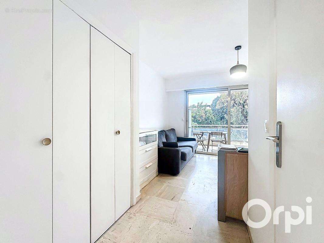 Appartement à SAINT-LAURENT-DU-VAR