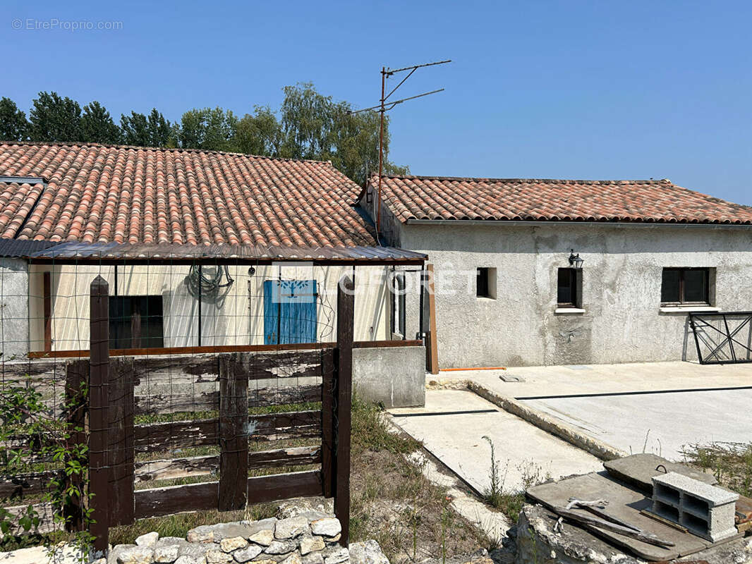 Maison à MONTLIEU-LA-GARDE