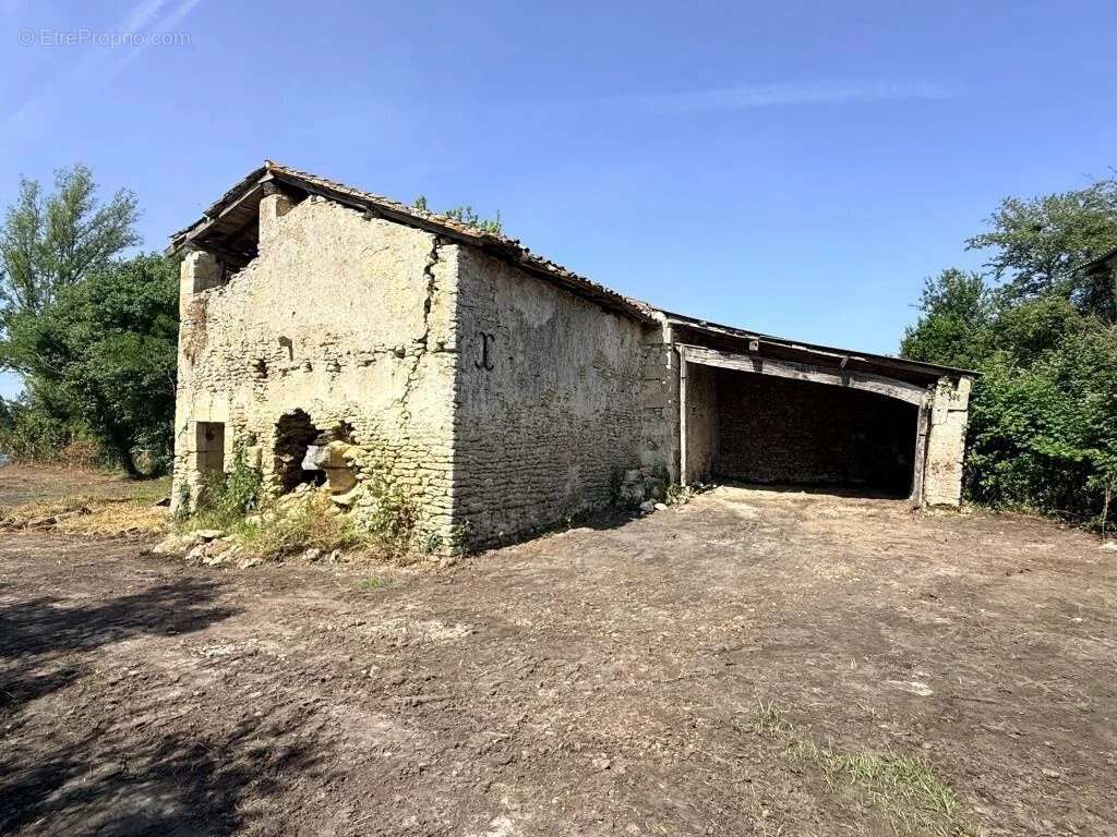 Maison à SAINT-CHRISTOLY-DE-BLAYE