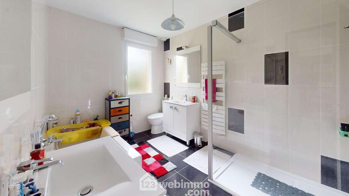Salle d&#039;eau suite parentale. - Maison à SAINT-MATHURIN