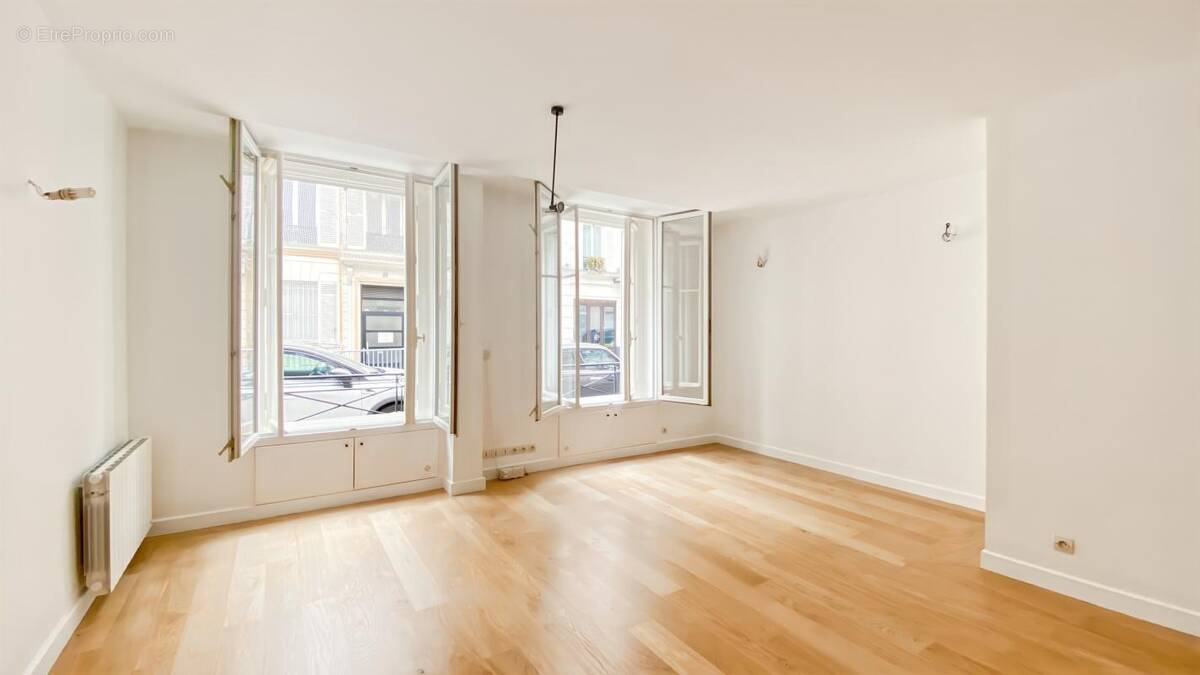 Commerce à PARIS-9E