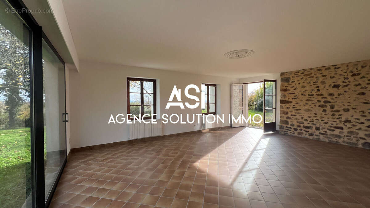 Maison à CRENNES-SUR-FRAUBEE