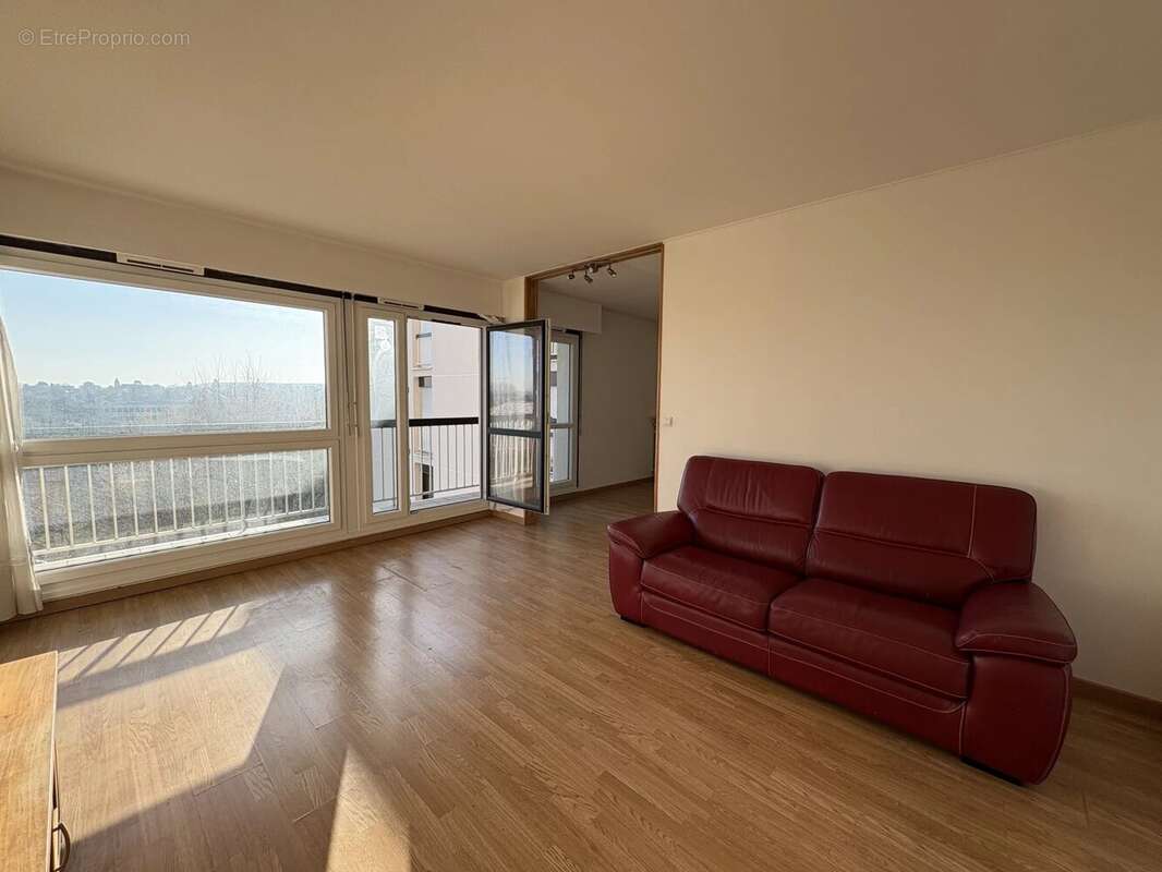 Appartement à LES CLAYES-SOUS-BOIS