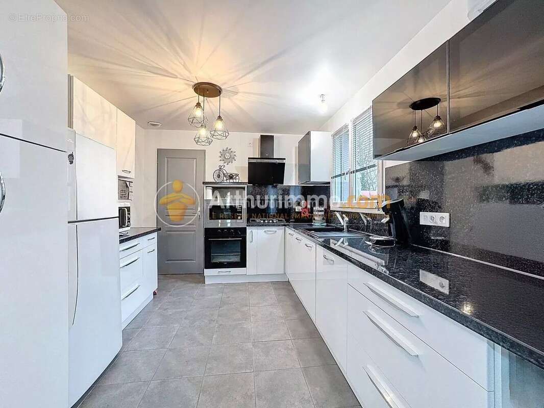 Maison à NIVOLAS-VERMELLE