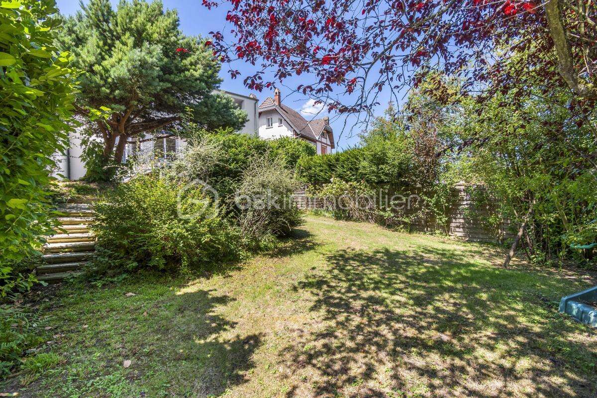 Coup de cœur pour cette maison d'architecte de 177m², située au sein d'un domaine privé sur la commune de Marnes-La-Coquette - photo 4