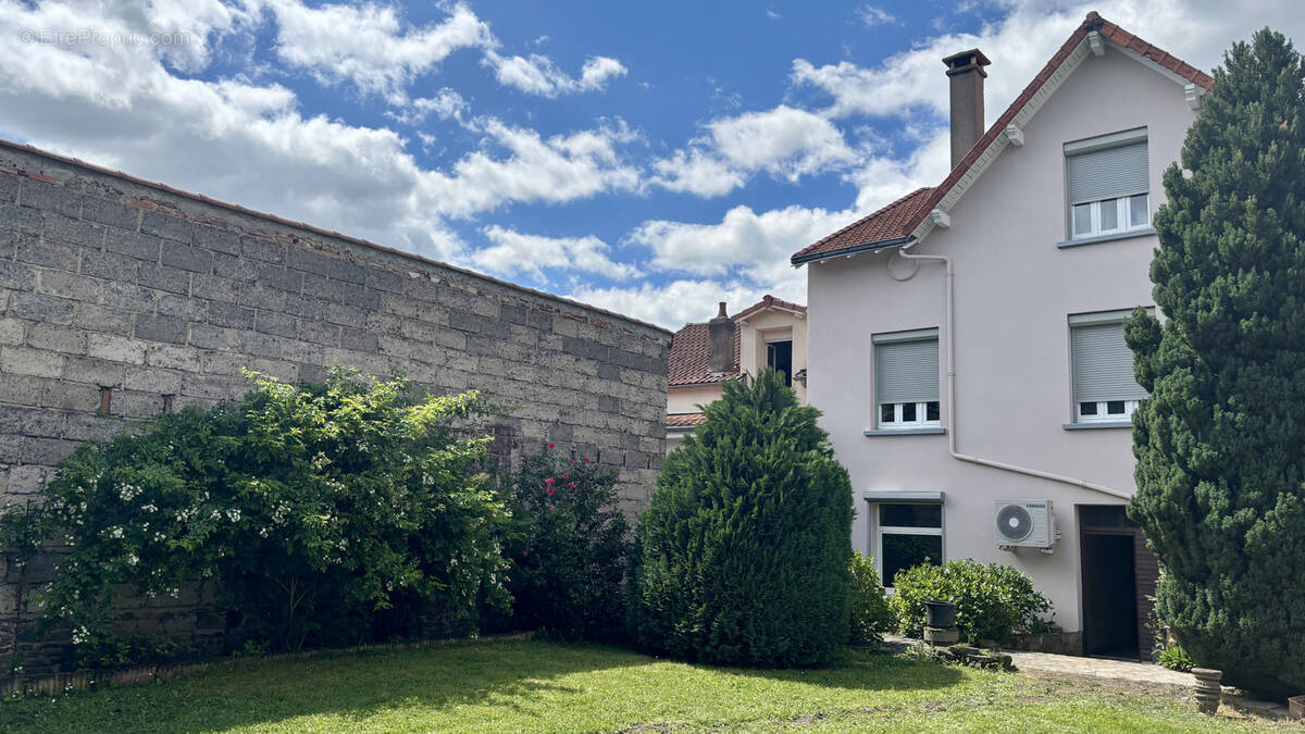 Maison à LES MARTRES-DE-VEYRE