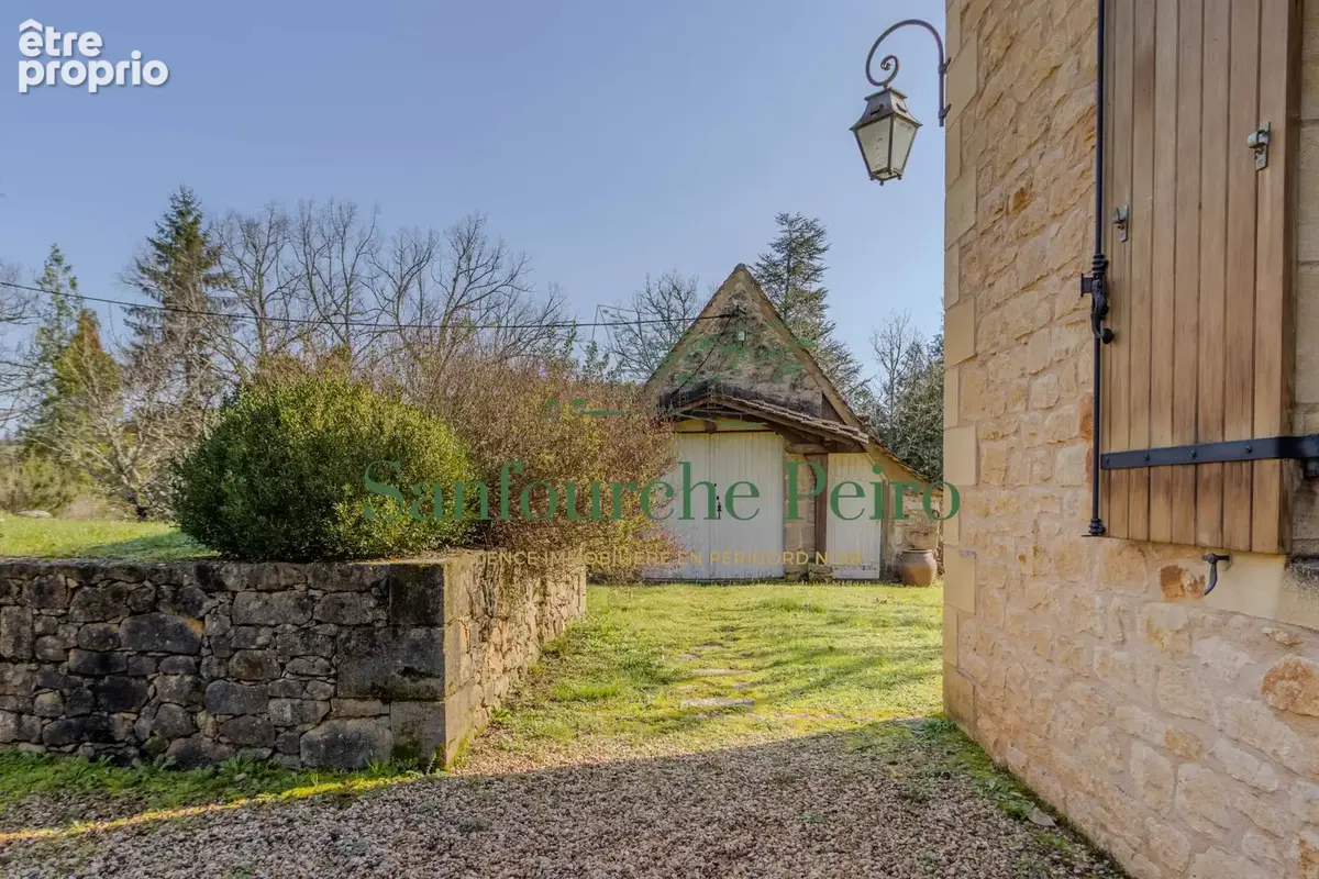 Situé à 18km à l'ouest de Sarlat et à 2km de Saint Cyprien - photo 41