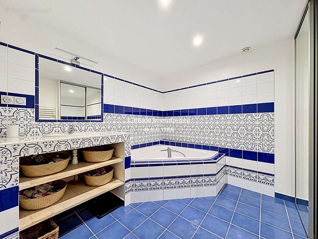 A VENDRE Maison Caluire LE BOURG 6 pièce(s) 136.30 m2 avec jardinet et Terrasse - photo 8