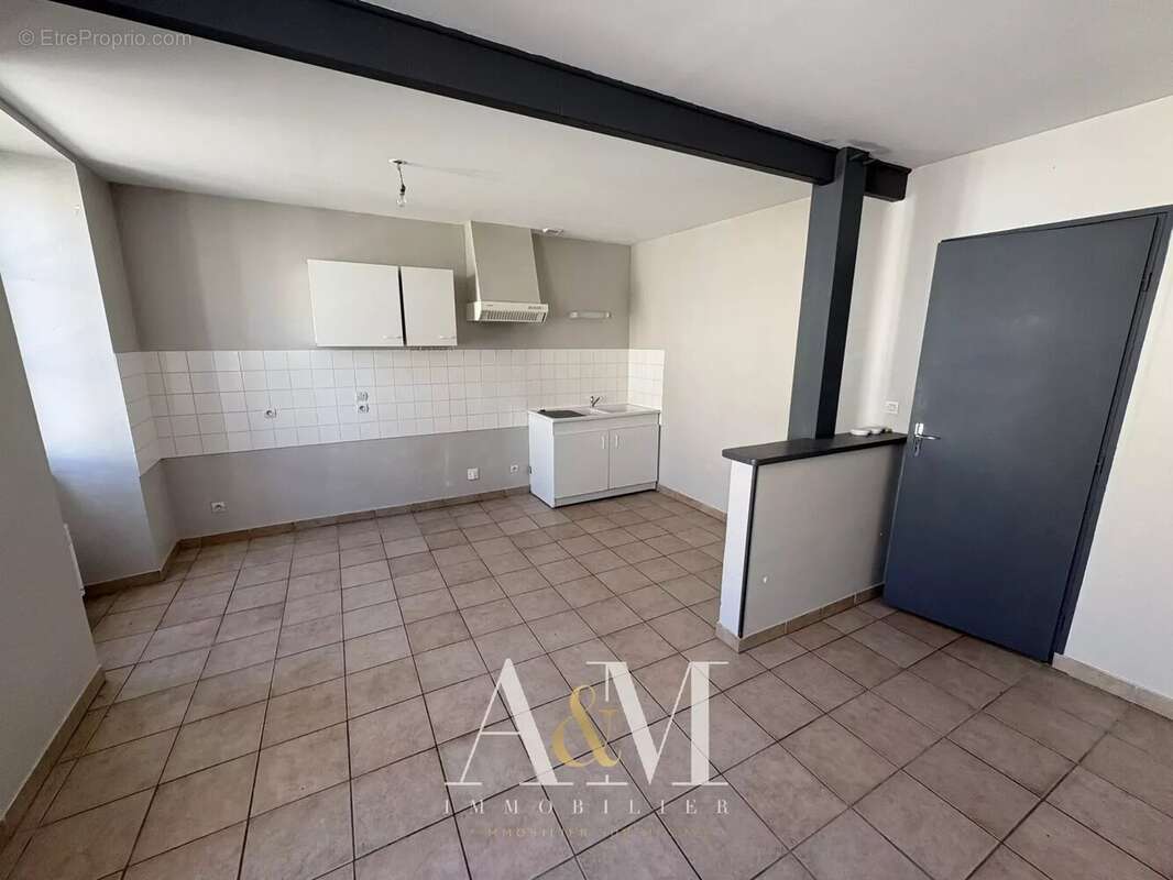 Maison de ville centre de La Rochefoucaud - photo 2