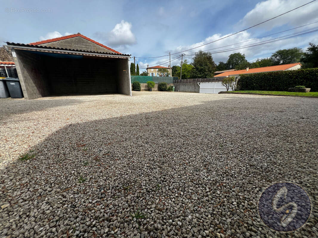 Maison à AZAY-LE-BRULE