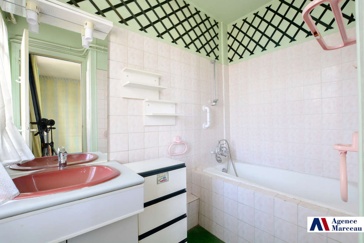 Appartement à COURBEVOIE