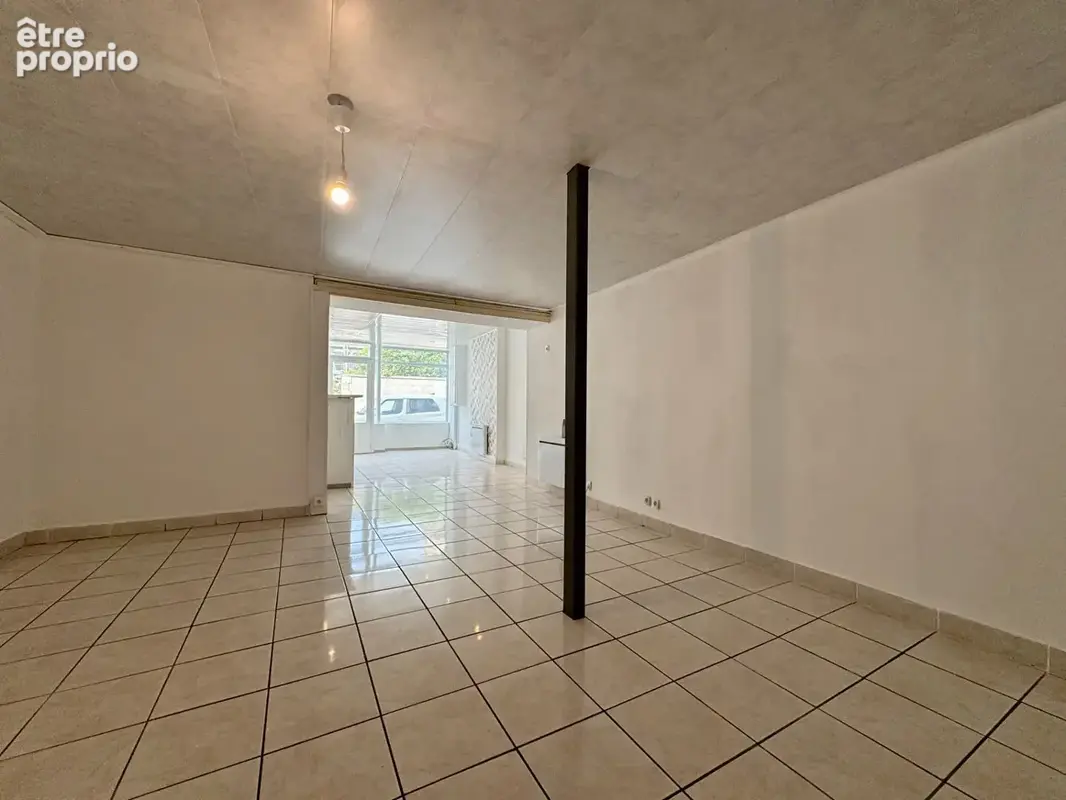 Maison de ville, en bon état, à potentiel locatif, Ag. du Donjon. - photo 5