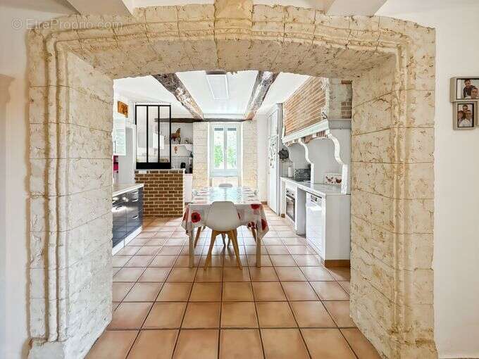Non loin de FLEURANCE, village avec écoles, maison de charme habitable de plain pied avec jardin - photo 6