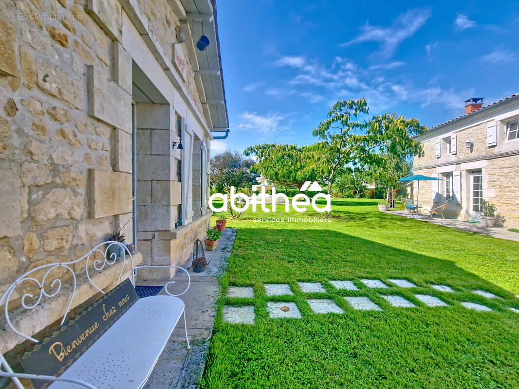 Maison à SAINT-GENIS-DE-SAINTONGE