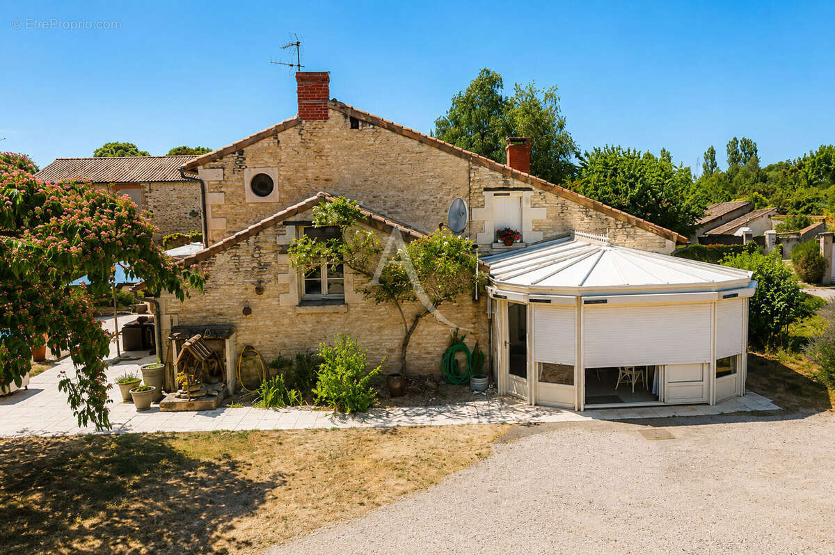 Maison en pierre sur la commune de La Chaussée - photo 2