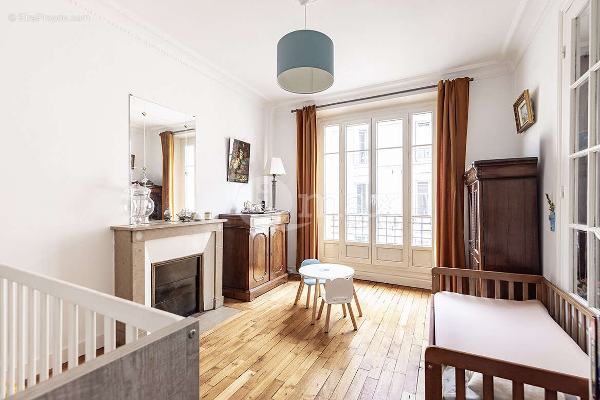 Appartement à COURBEVOIE
