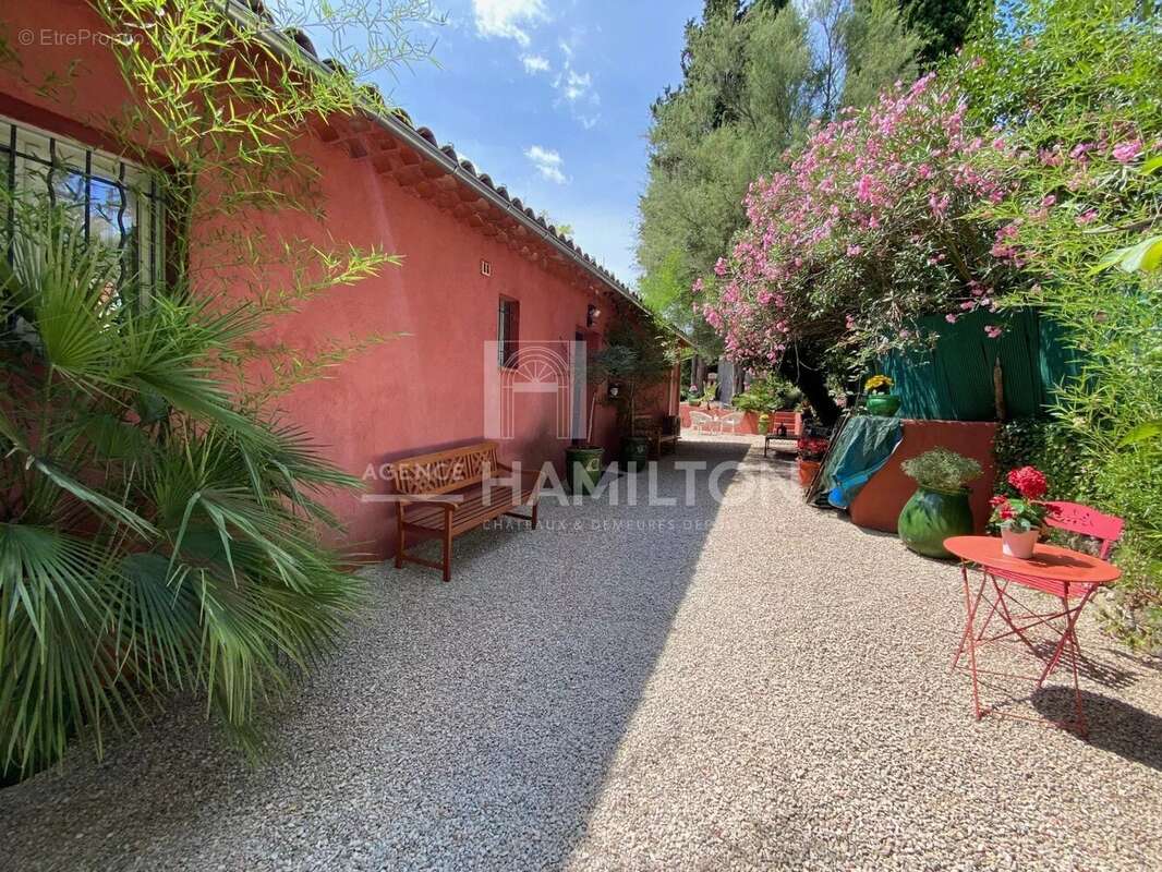 Maison à VALBONNE