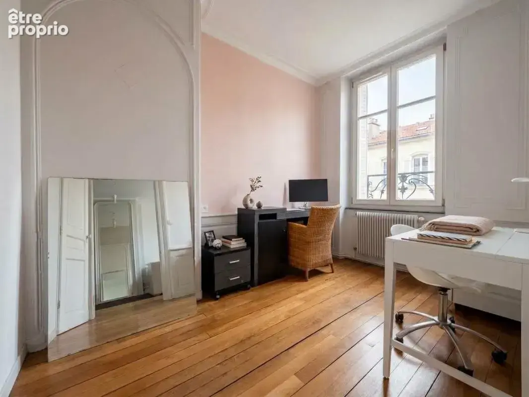 Au cœur de Nancy, rue Saint-Dizier, immeuble de rapport ancien de type bourgeois, en pierre de taille, typique du centre-ville d - photo 4