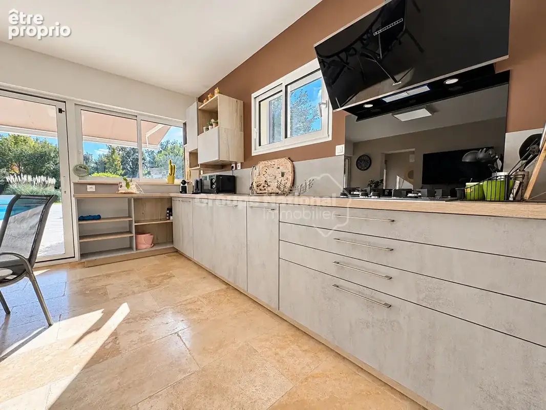 Salon-de-Provence (Bel-Air) : Propriété sur 5000 m² avec piscine - photo 10