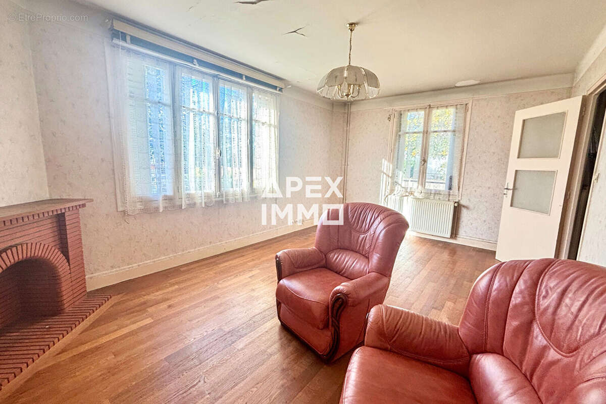 Maison à SAINT-DENIS-DE-L&#039;HOTEL