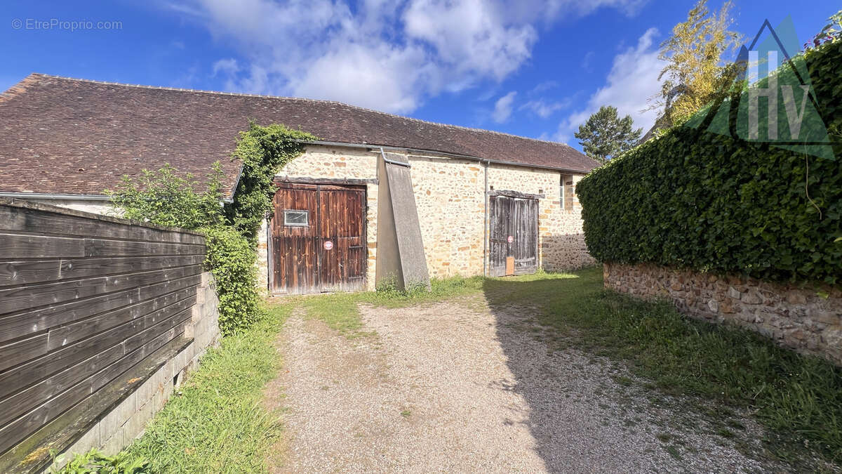 77 - VOULX - Double Grange 120 m2 environ avec jardinet - photo 2