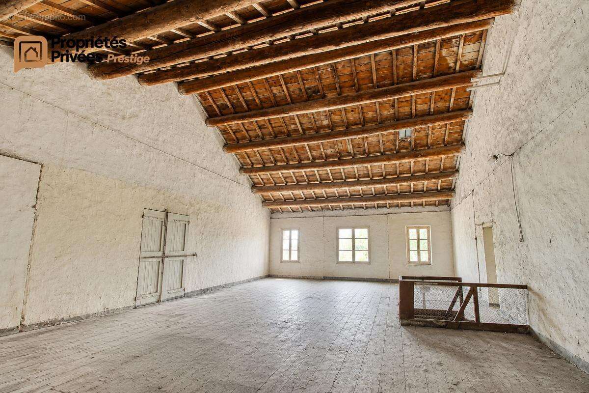 TARASCON  EN EXCLUSIVITÉ  Exceptionnel mas en pierre rénové de 364 m² habitables, offrant près de 944 m² bâtis sur un terrain cl - photo 16