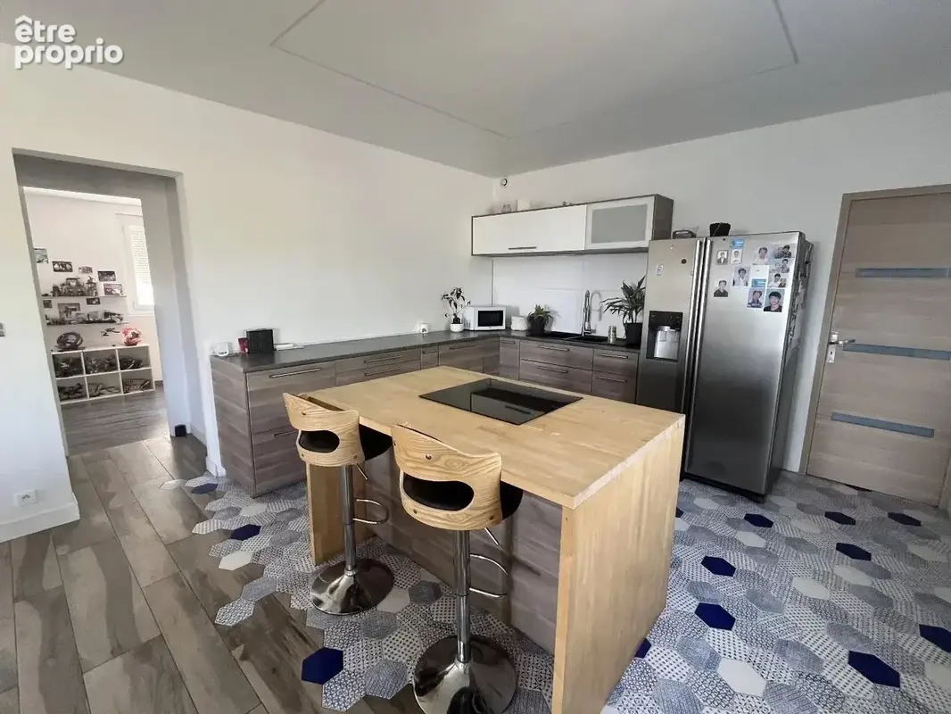 Hors lotissement, avec vue dégagée, villa plain pied, 3 chambres, 2 sanitaires, piscine, garage et dépendance - photo 5