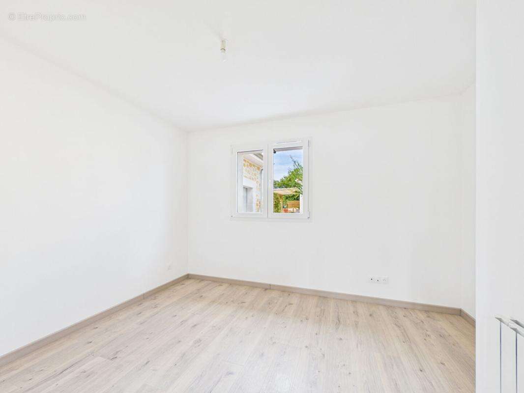 Maison neuve plain pied de 113 m2 à St Sauvant , 3 chambres , terrain de 741 m2 , garage - photo 6