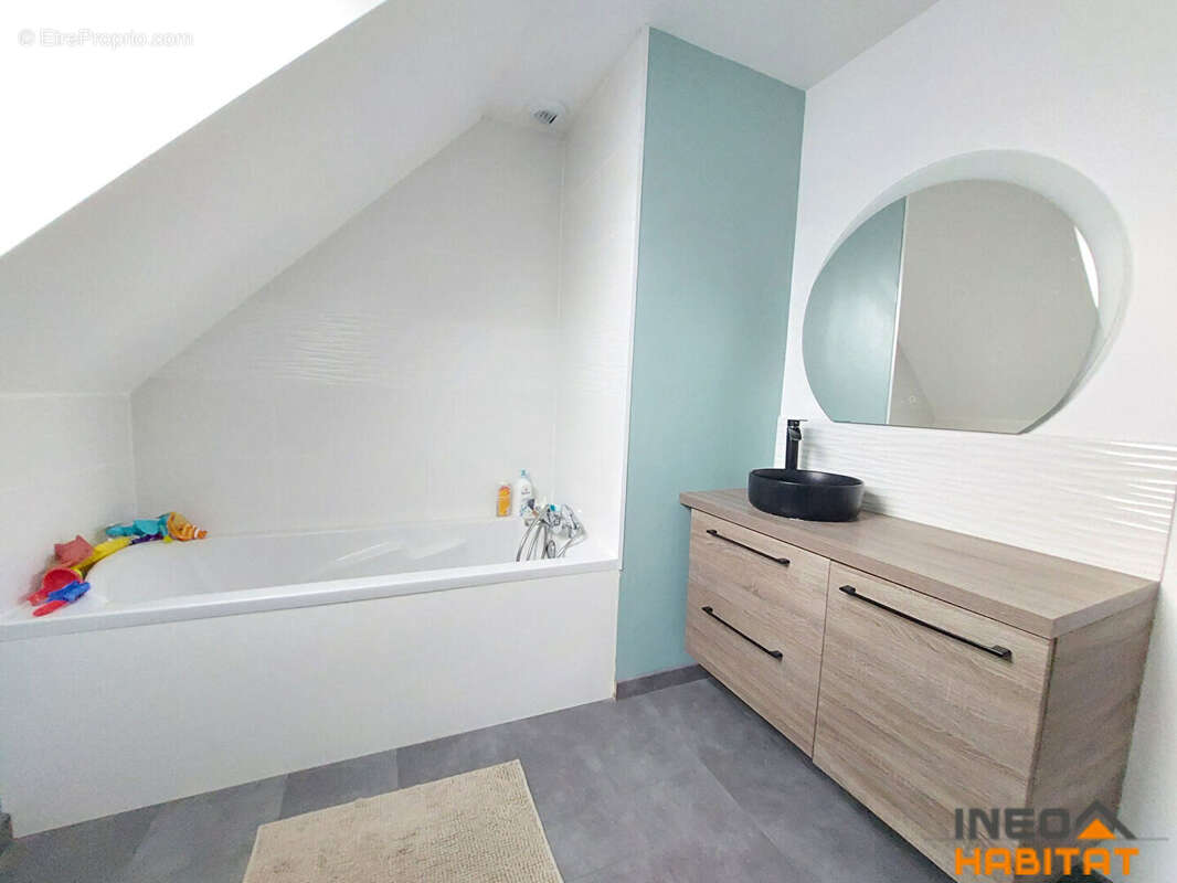 Maison à MEZIERES-SUR-COUESNON