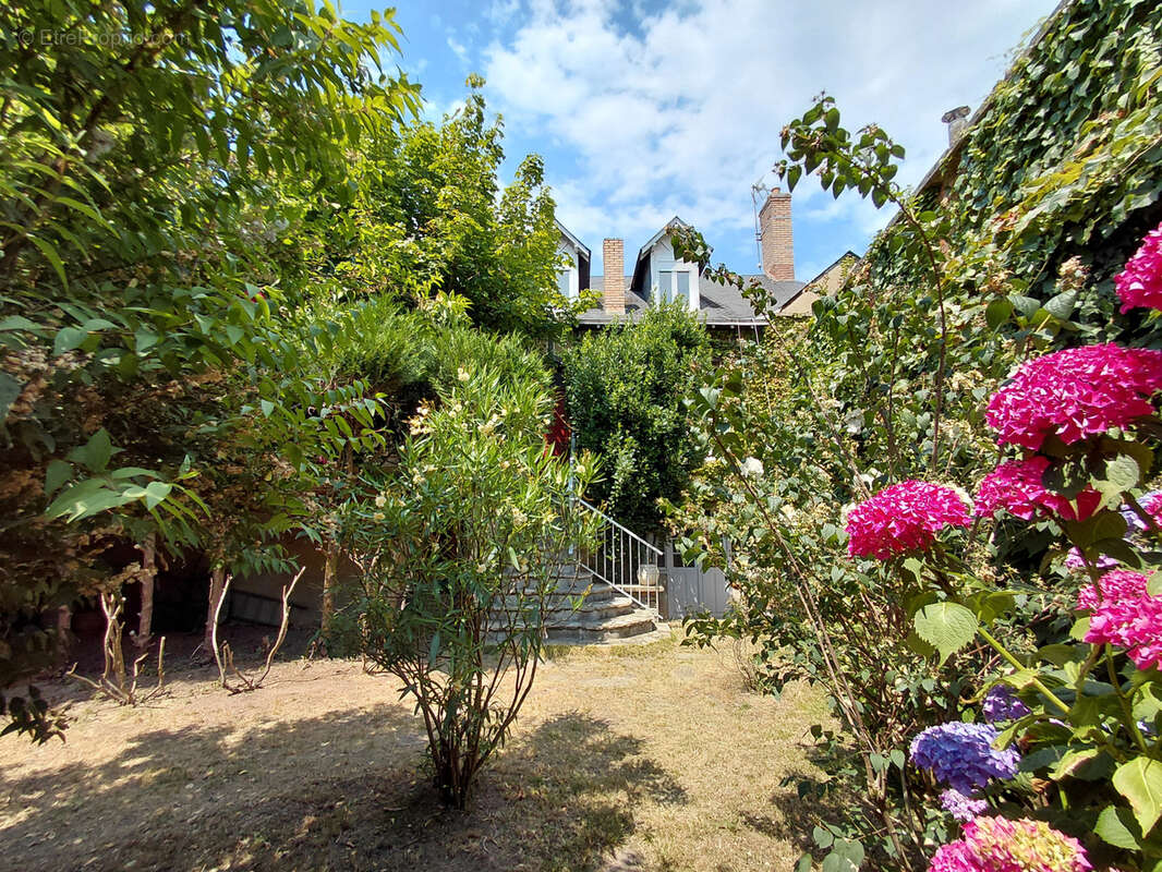 Maison familiale avec dépendances et jardin en centre-ville de La Flèche ! - photo 24